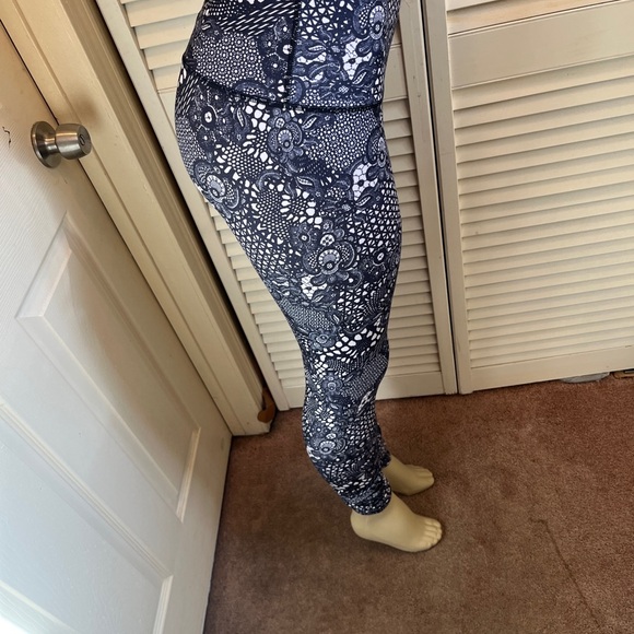 lululemon athletica Black and White Patterned Leggings - Picture 4 of 4